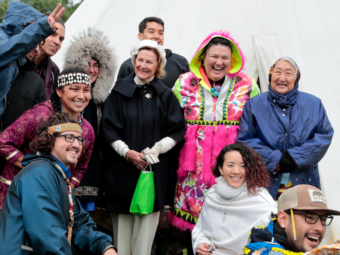 Dronningen møter årets nordlige folk under Riddu Riđđu-festivalen – Alaska Natives. Foto: Lise Åserud, NTB scanpix 